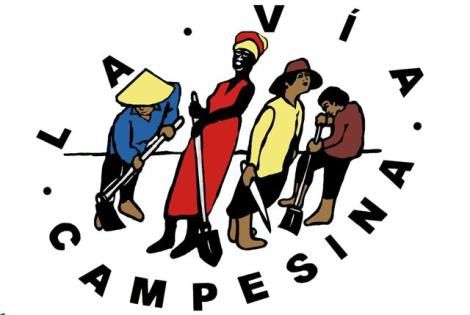Logo La Via Campesina : dessin coloré de quatre personnages travaillant la terre. Un avec un chapeau chinois et une pelle ; une africaine en rouge avec une pelle ; un latino en jaune avec un couteau ; un jeune homme qui creuse avec une pelle.